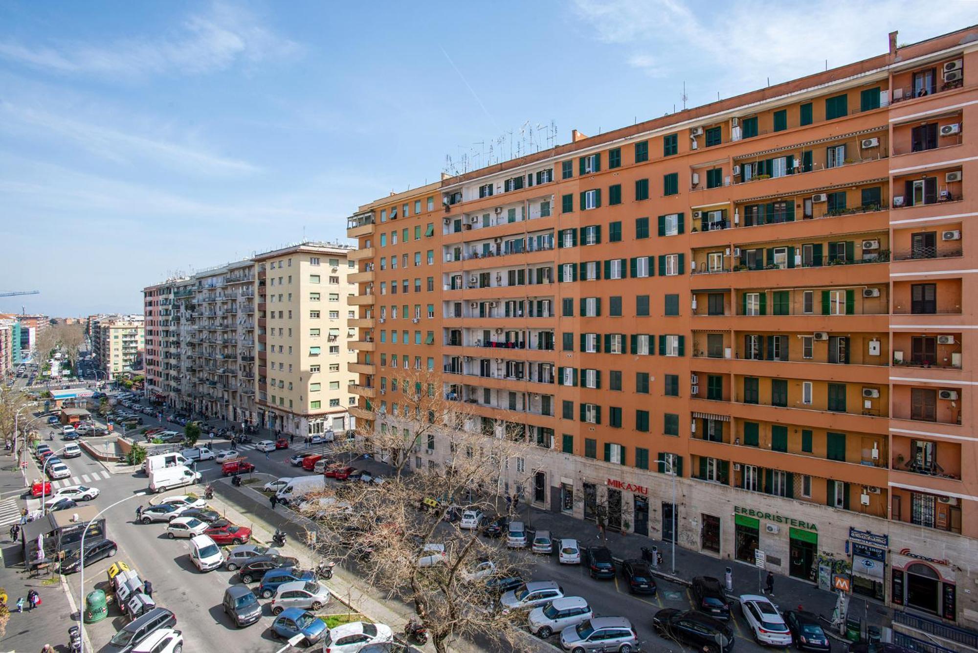 Apartment Elegant 1bdr Front The Subway Furio Camillo Rome